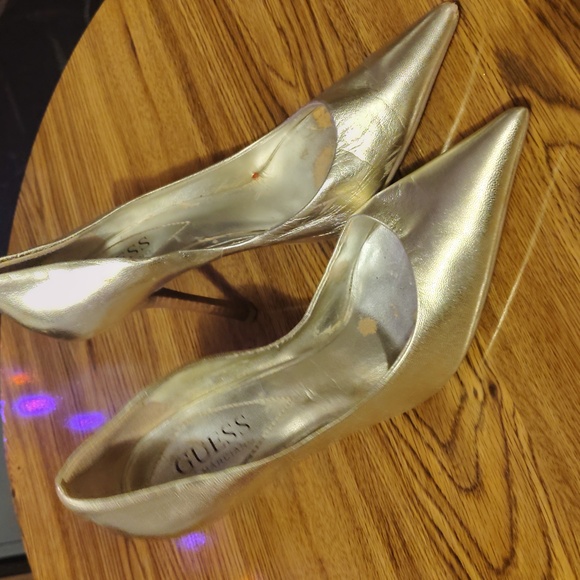 Mettalic pointy toed guess pumps - Picture 3 of 3
